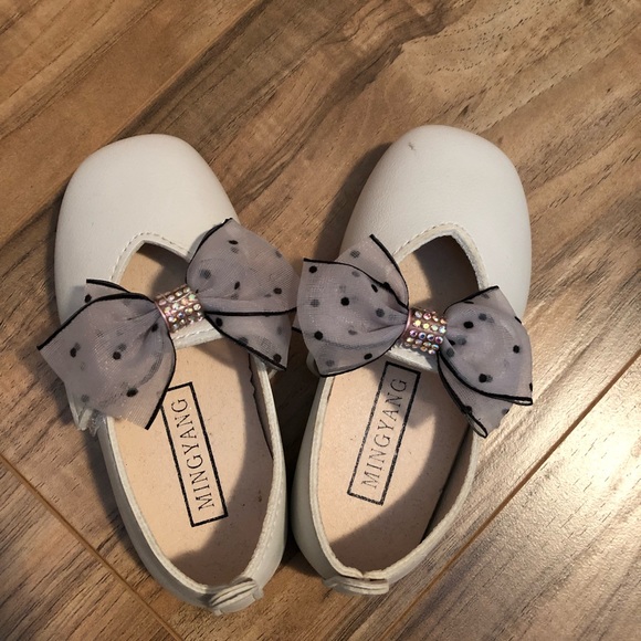 White dress shoes with Velcro straps - Picture 1 of 3